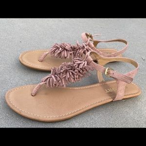 NWOT Report pink fringe sandals. Women’s 9.5